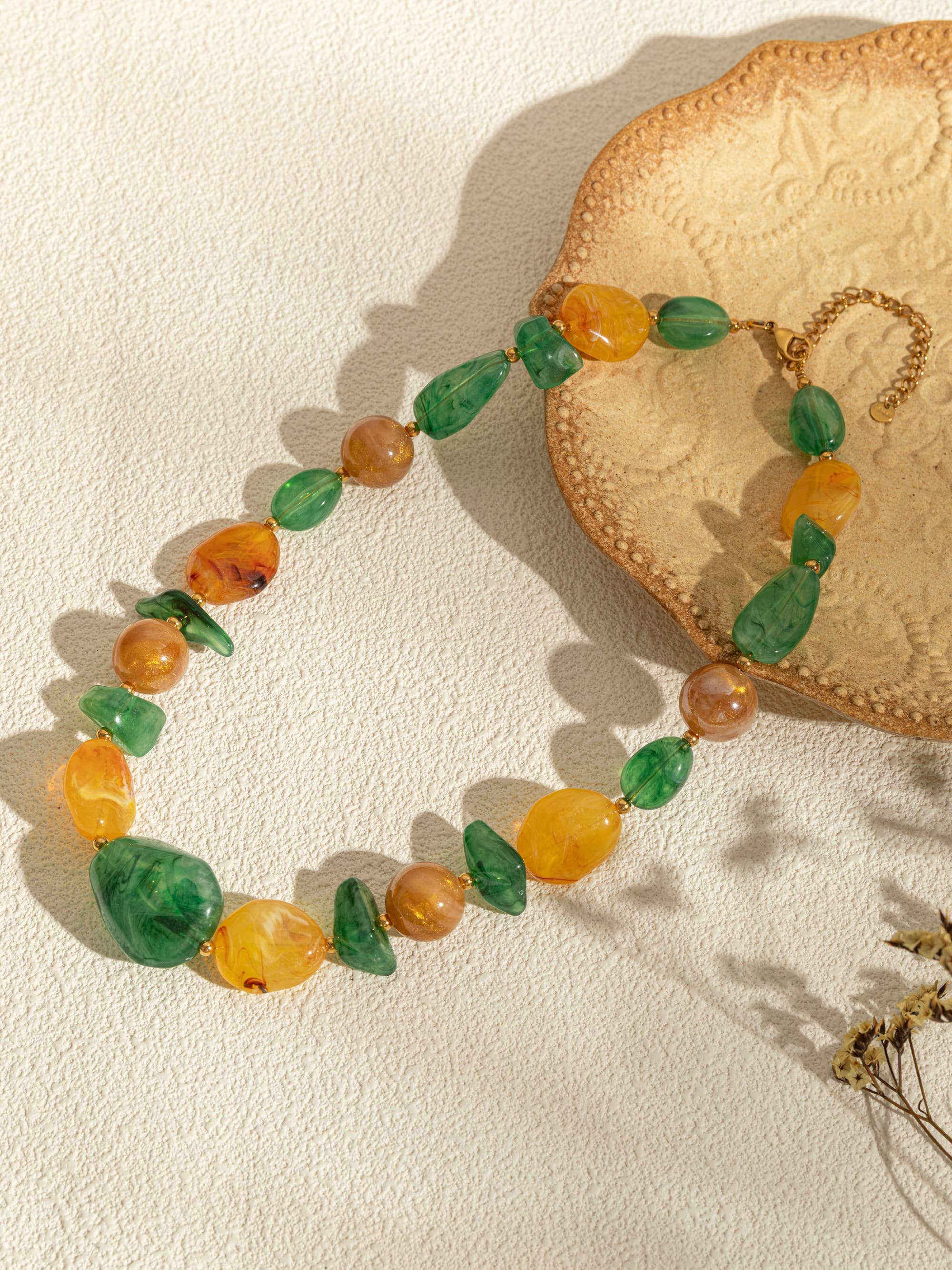 Harsen ketting met verschillende vormen.