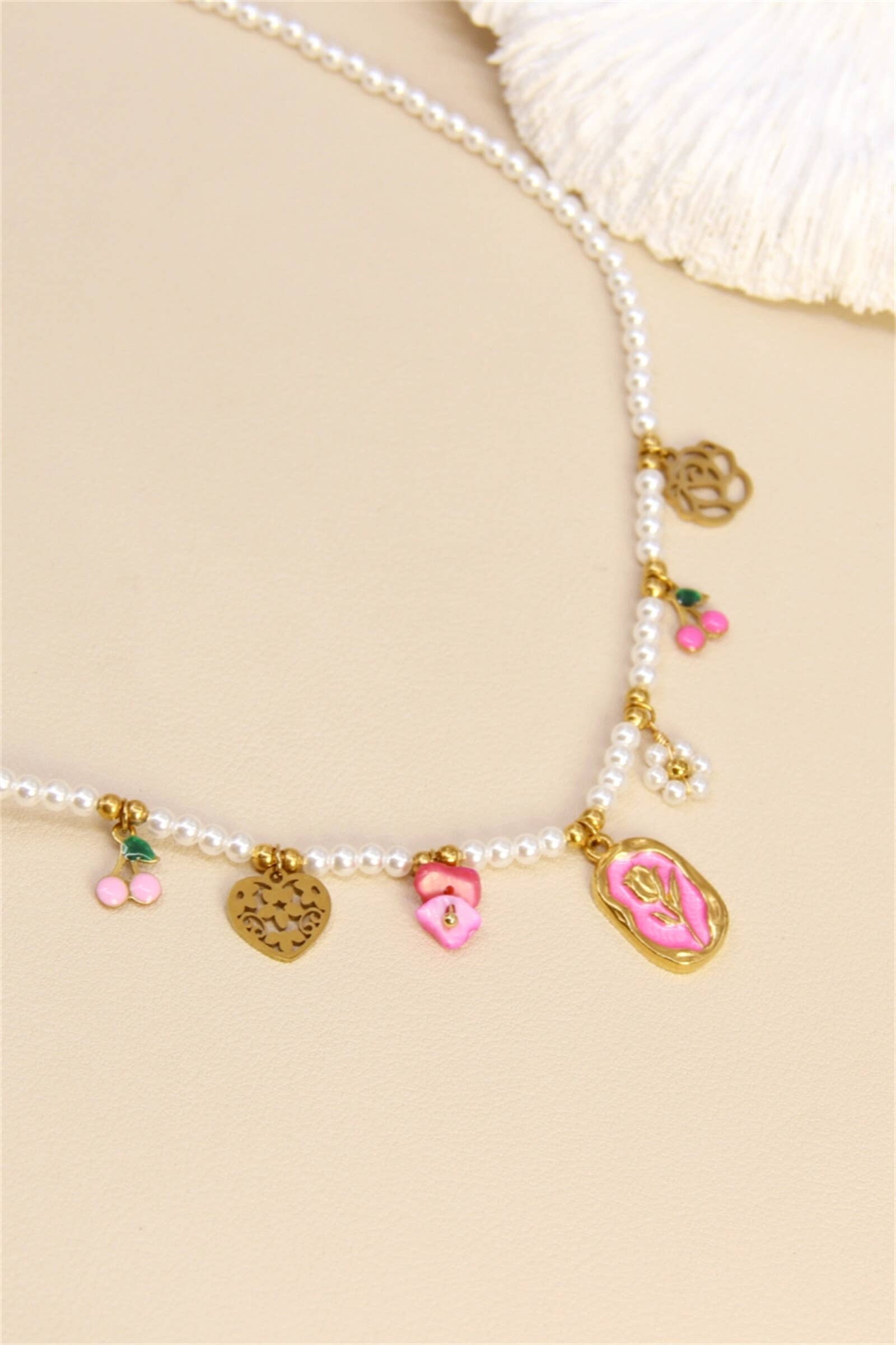 Parelketting met rozenbedels