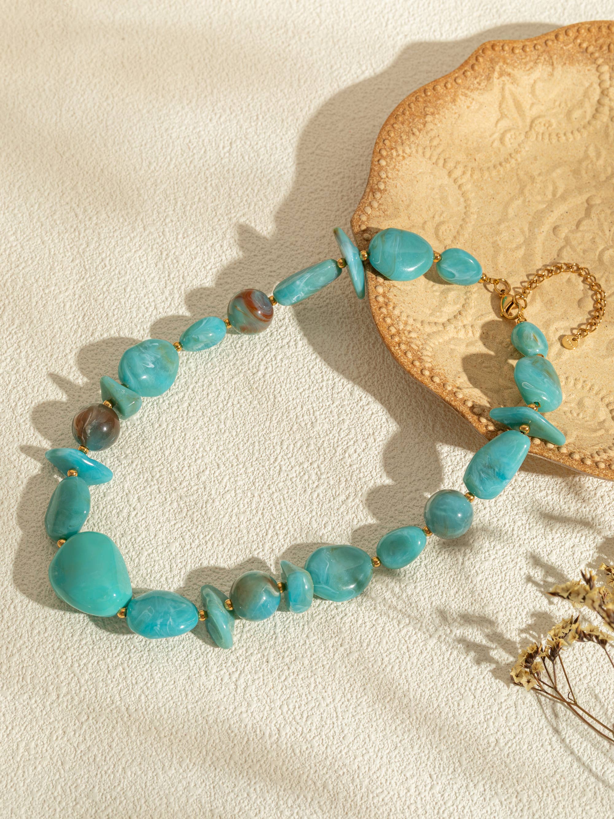 Harsen ketting met verschillende vormen.