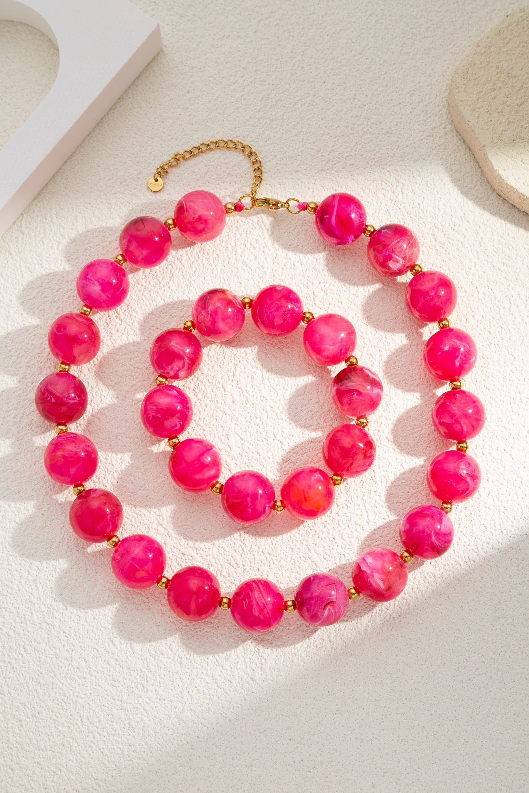 Damesketting met gouden, ronde, gemarmerde gekleurde harskralen