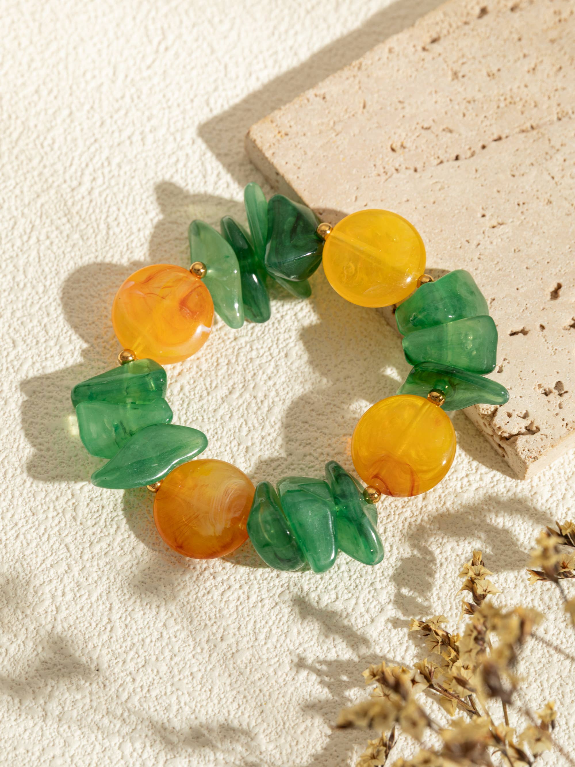 Elastische armband gekleurde hars in verschillende kleuren.
