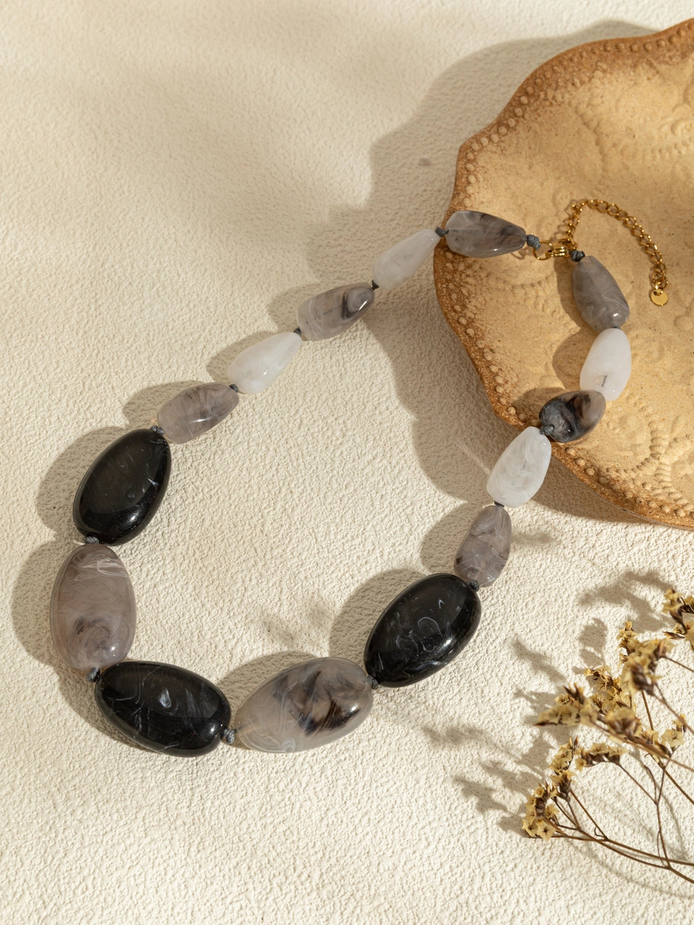 Ovale Halsketting van hars in verschillende kleuren