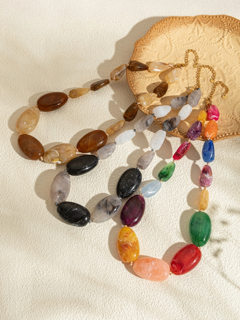 Ovale Halsketting van hars in verschillende kleuren