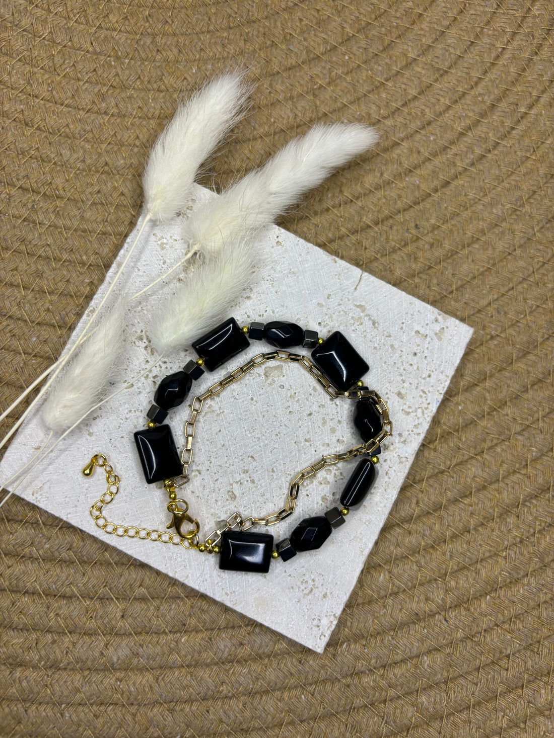 Armband met zwarte natuurstenen