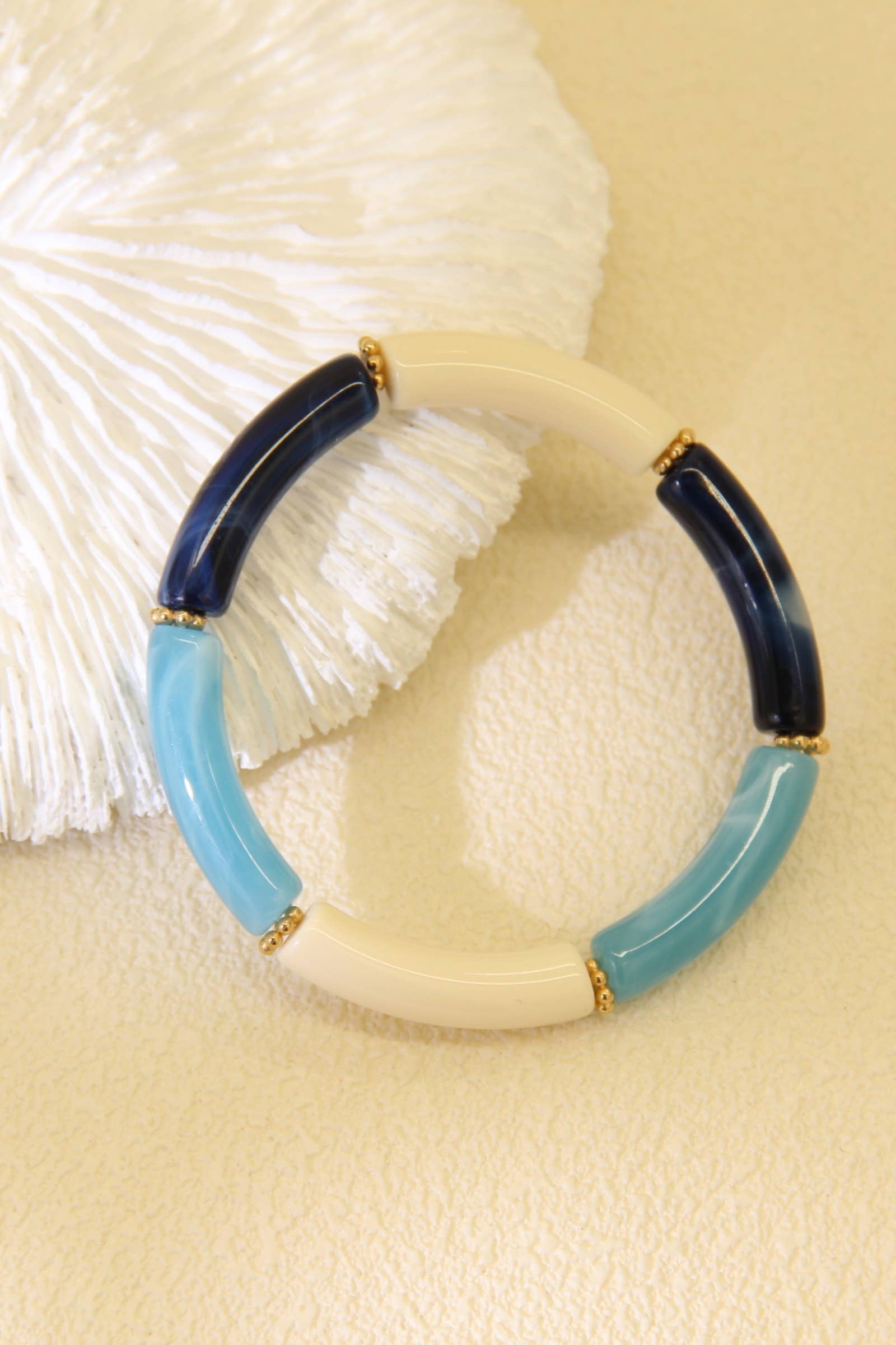 Meerkleurige elastische harsarmband - blauw