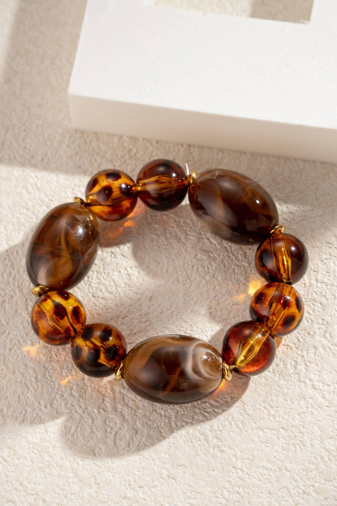 Elastische armband met luipaard- en chocoladeresin kralen en staal