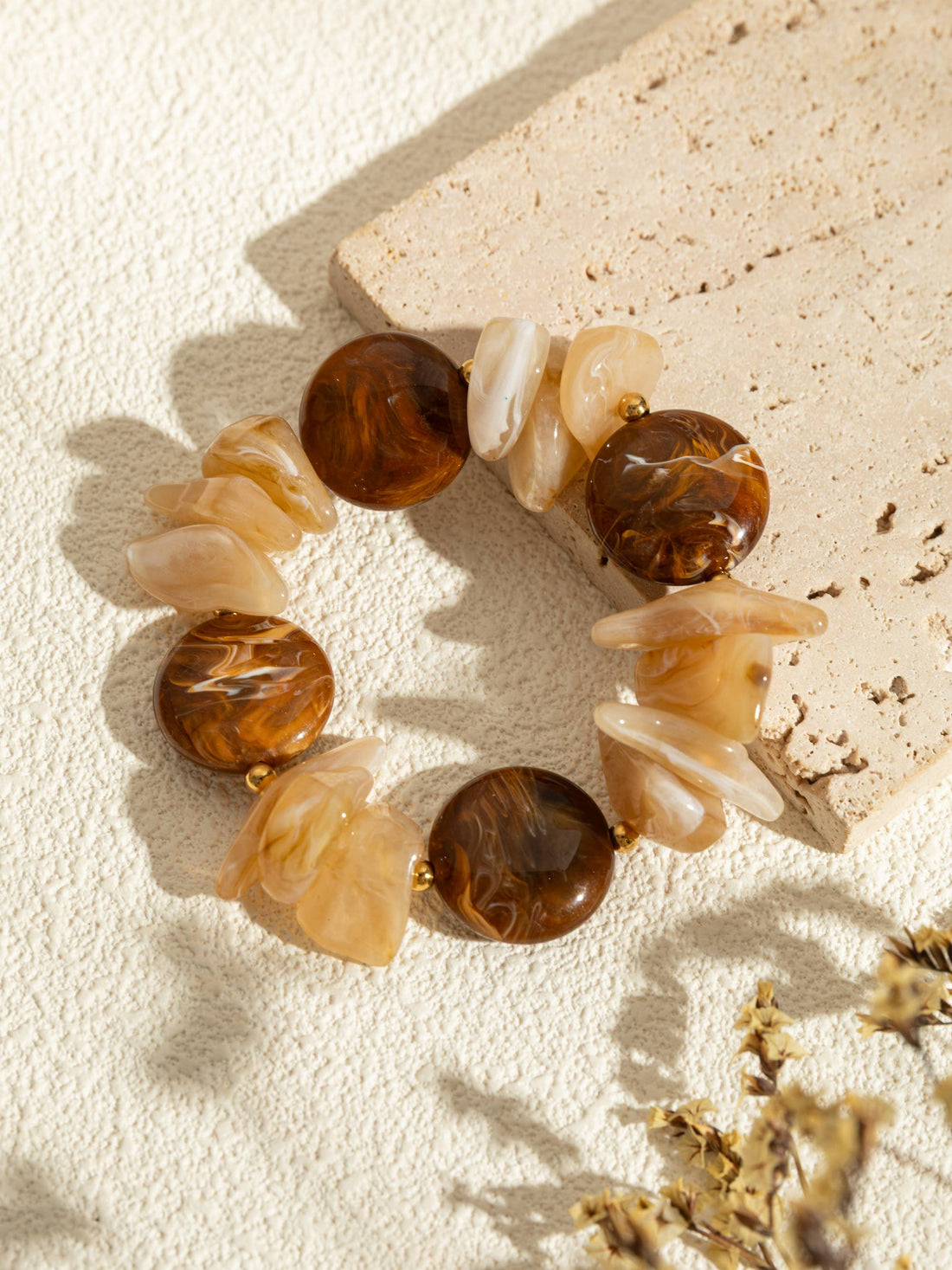 Elastische armband gekleurde hars in verschillende kleuren.