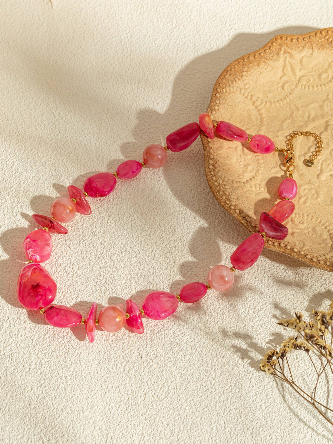 Harsen ketting met verschillende vormen.