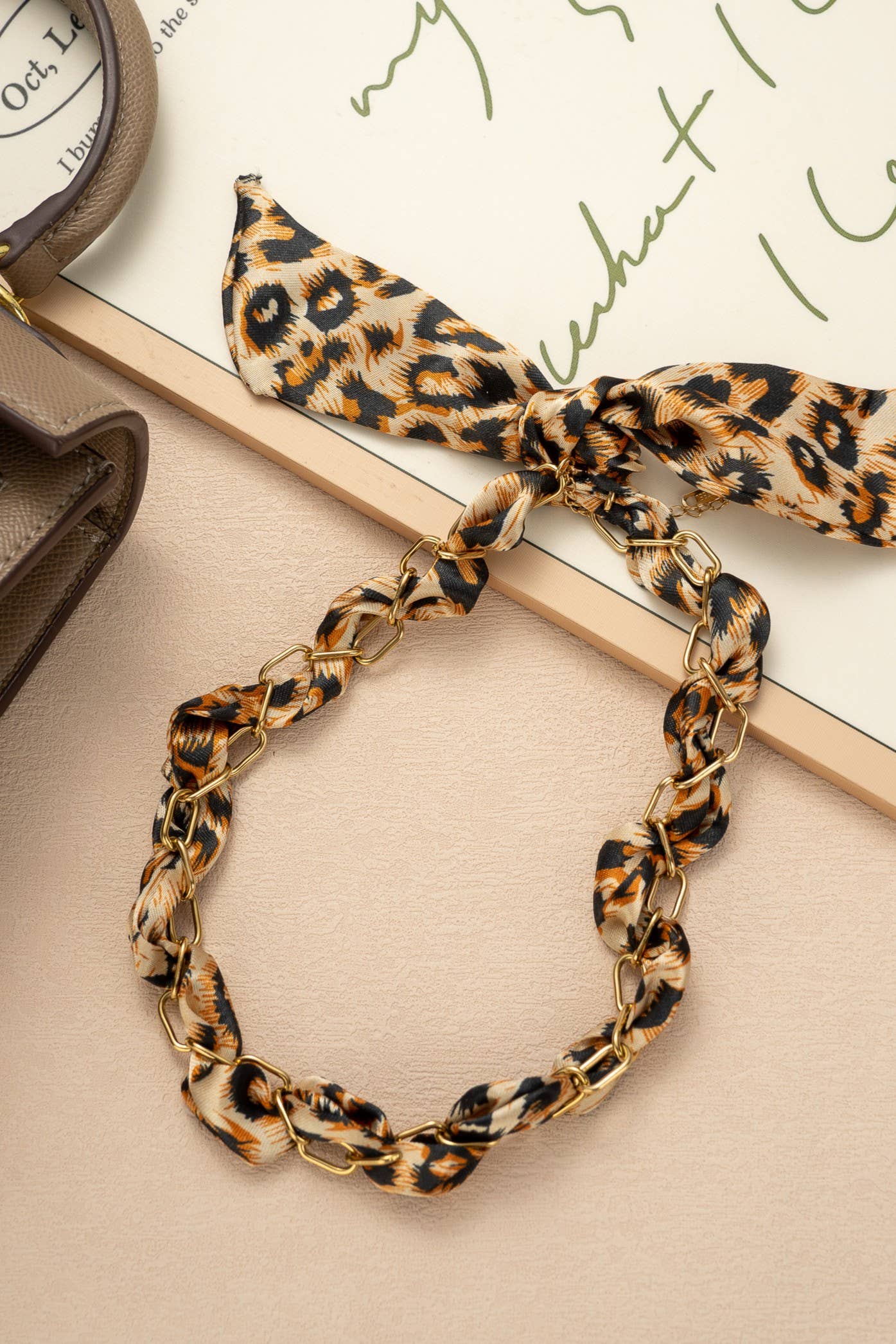 Gevlochten ketting met schakel en luipaardstof