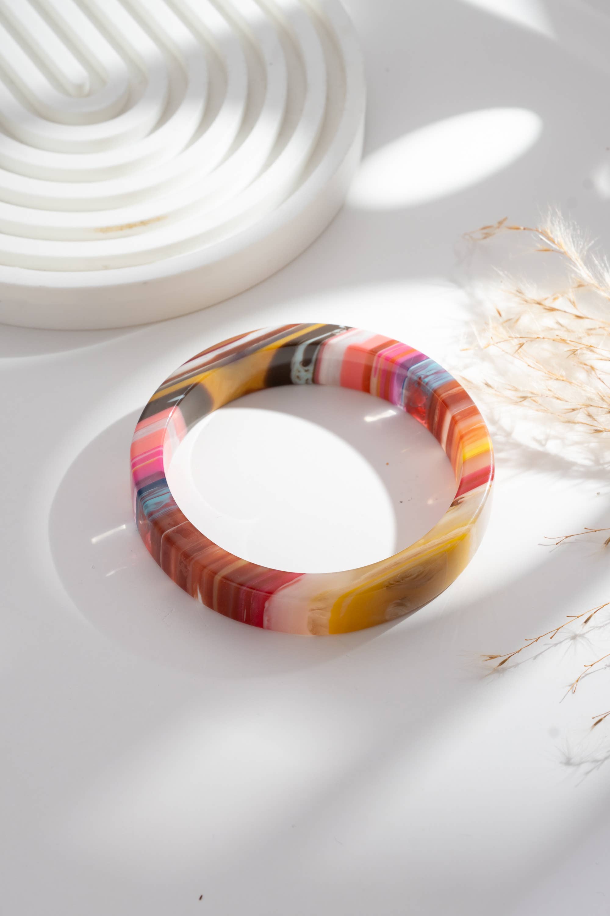 Armband in meerkleurig hars.