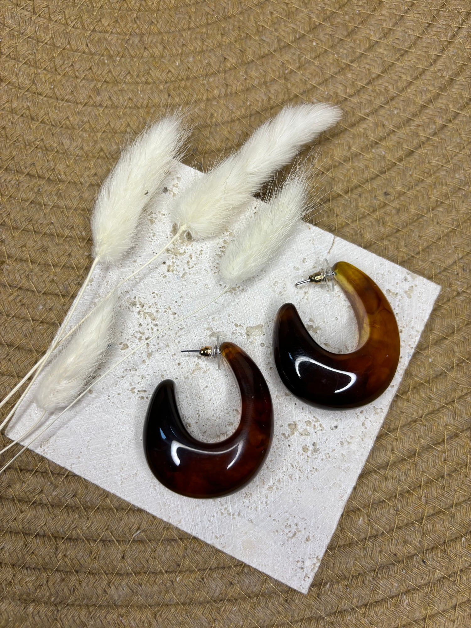 Statement halvemaan oorbellen - Tortoise