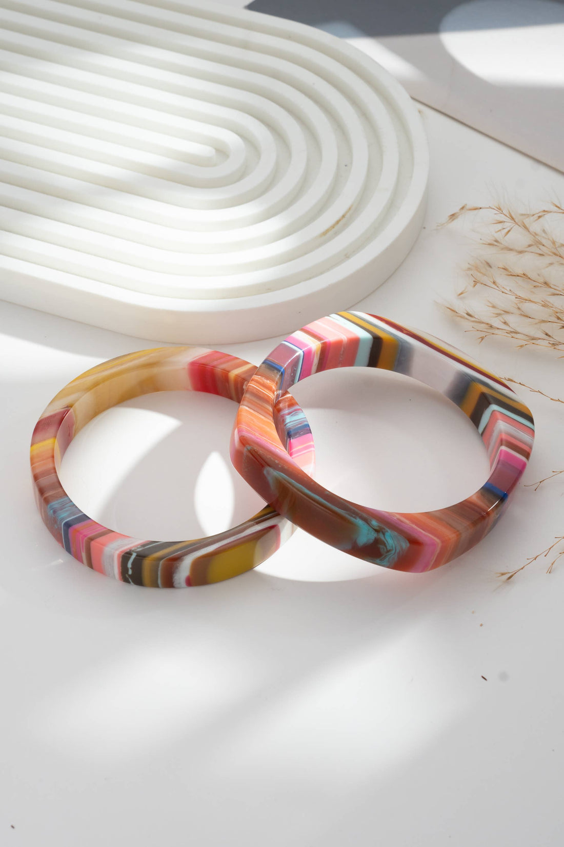 Armband in meerkleurig hars.