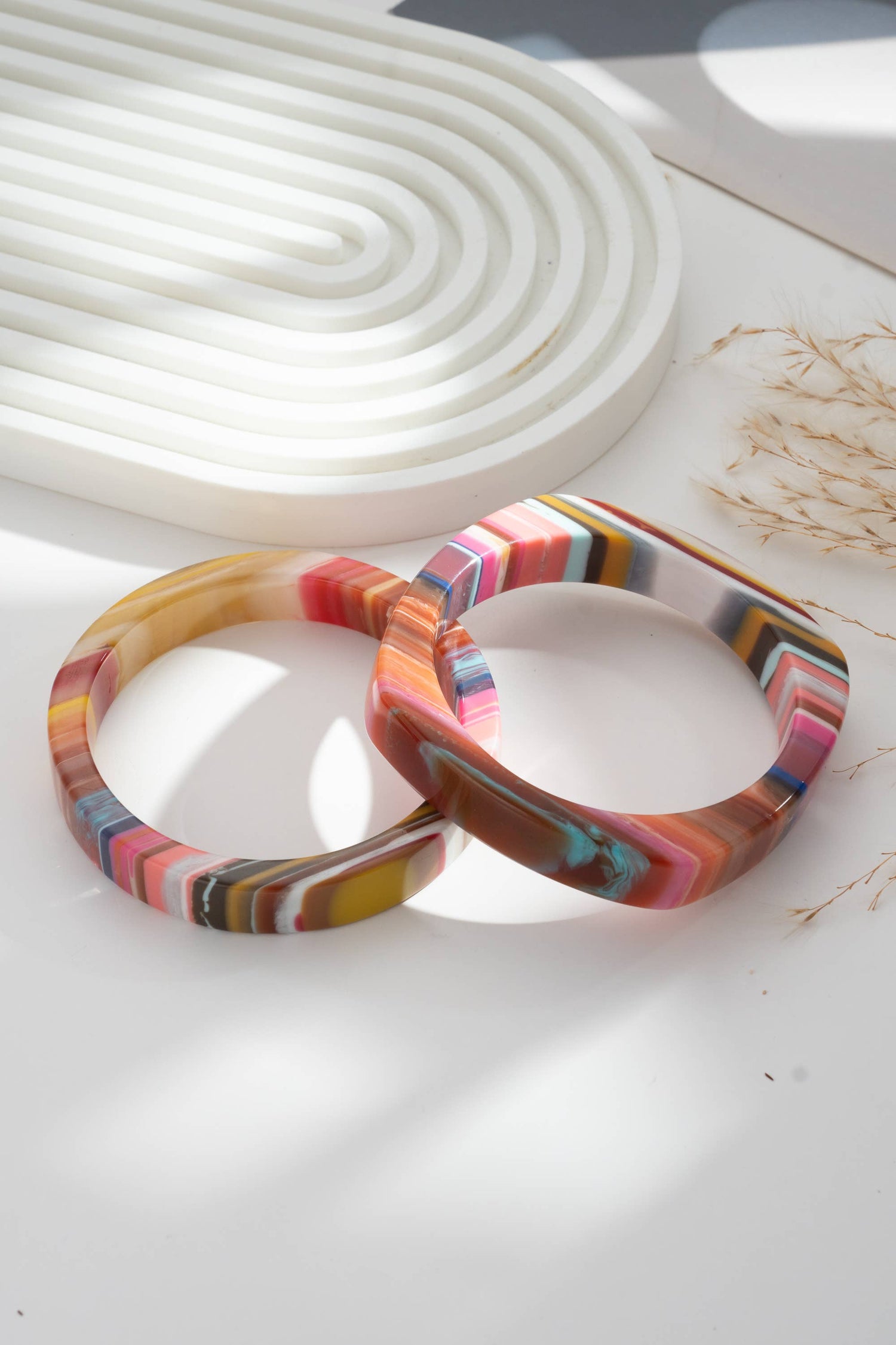 Armband in meerkleurig hars.
