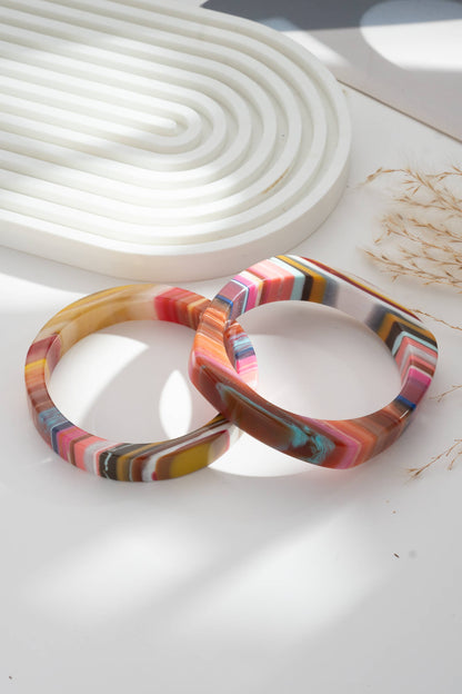 Armband in meerkleurig hars.