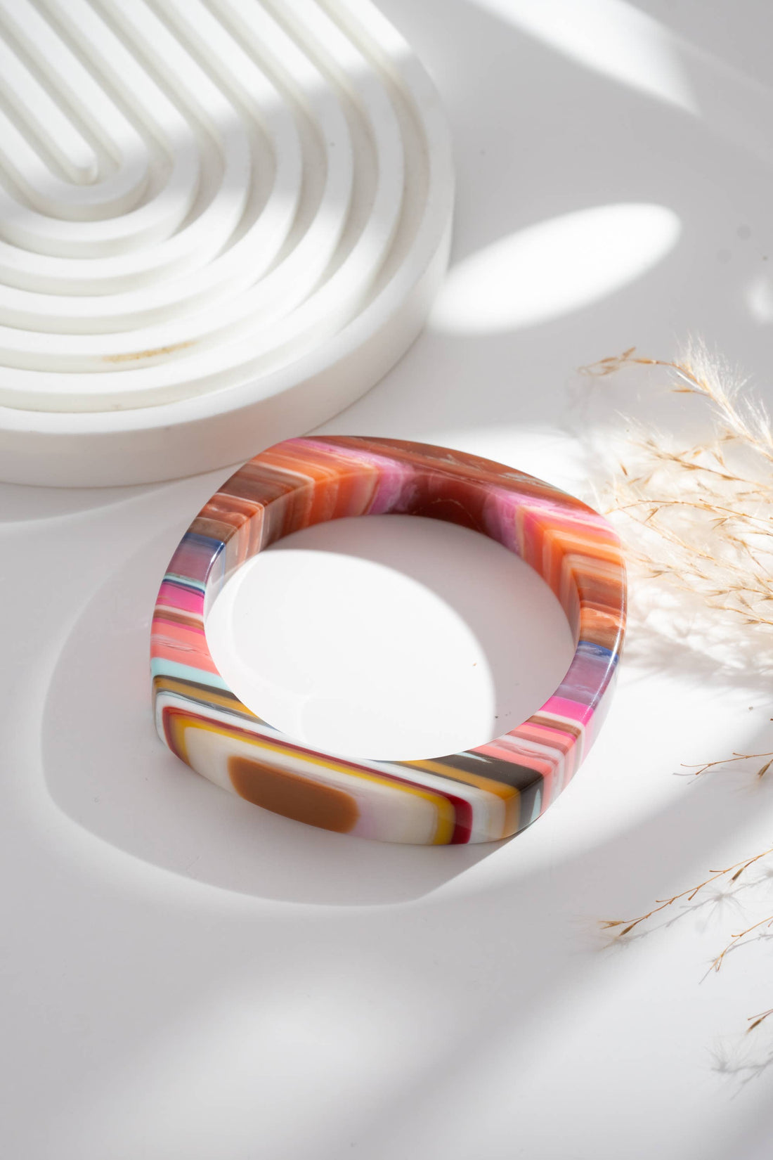 Armband in meerkleurig hars.