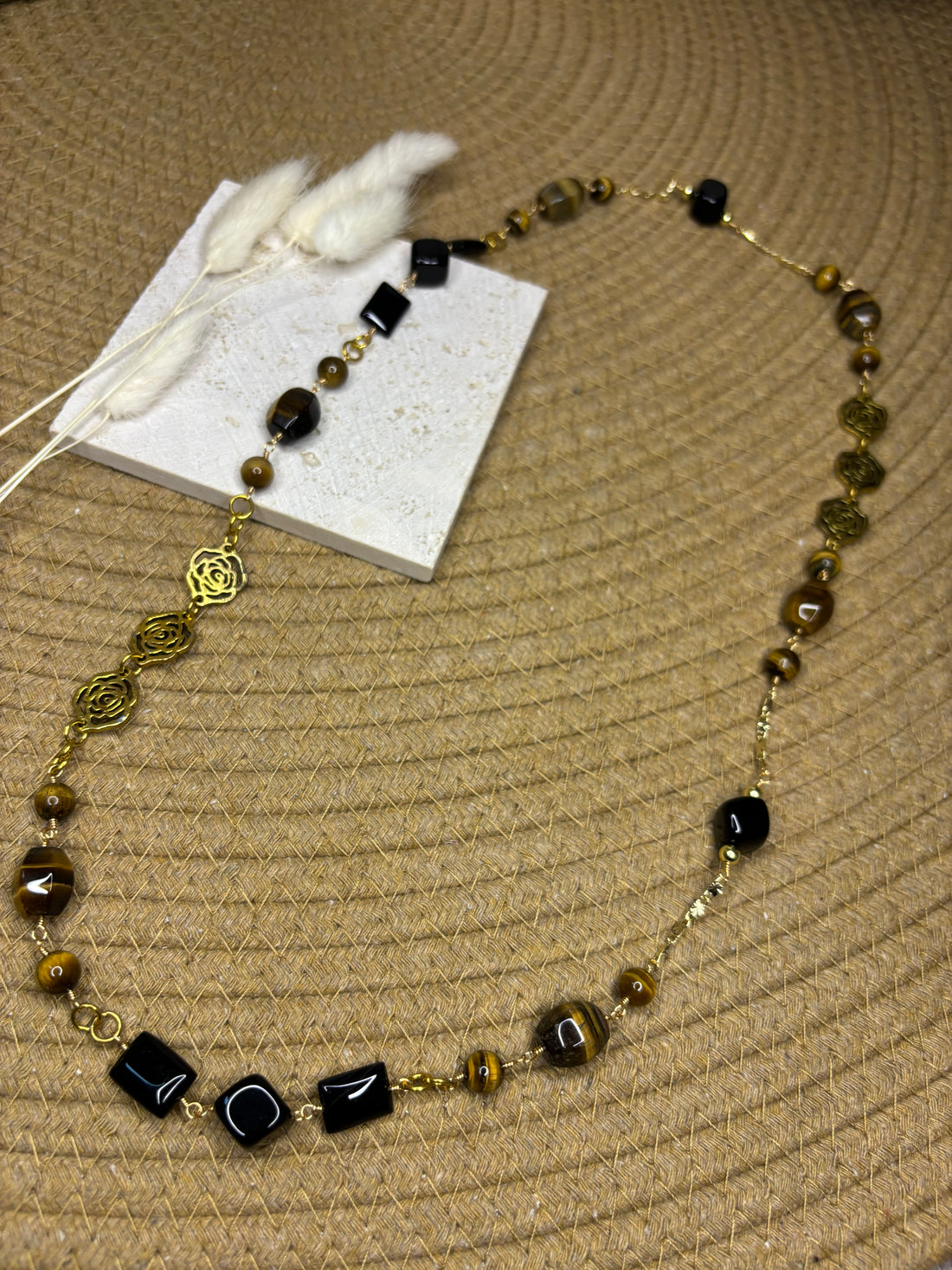 Ketting met natuurstenen en goudkleurige details