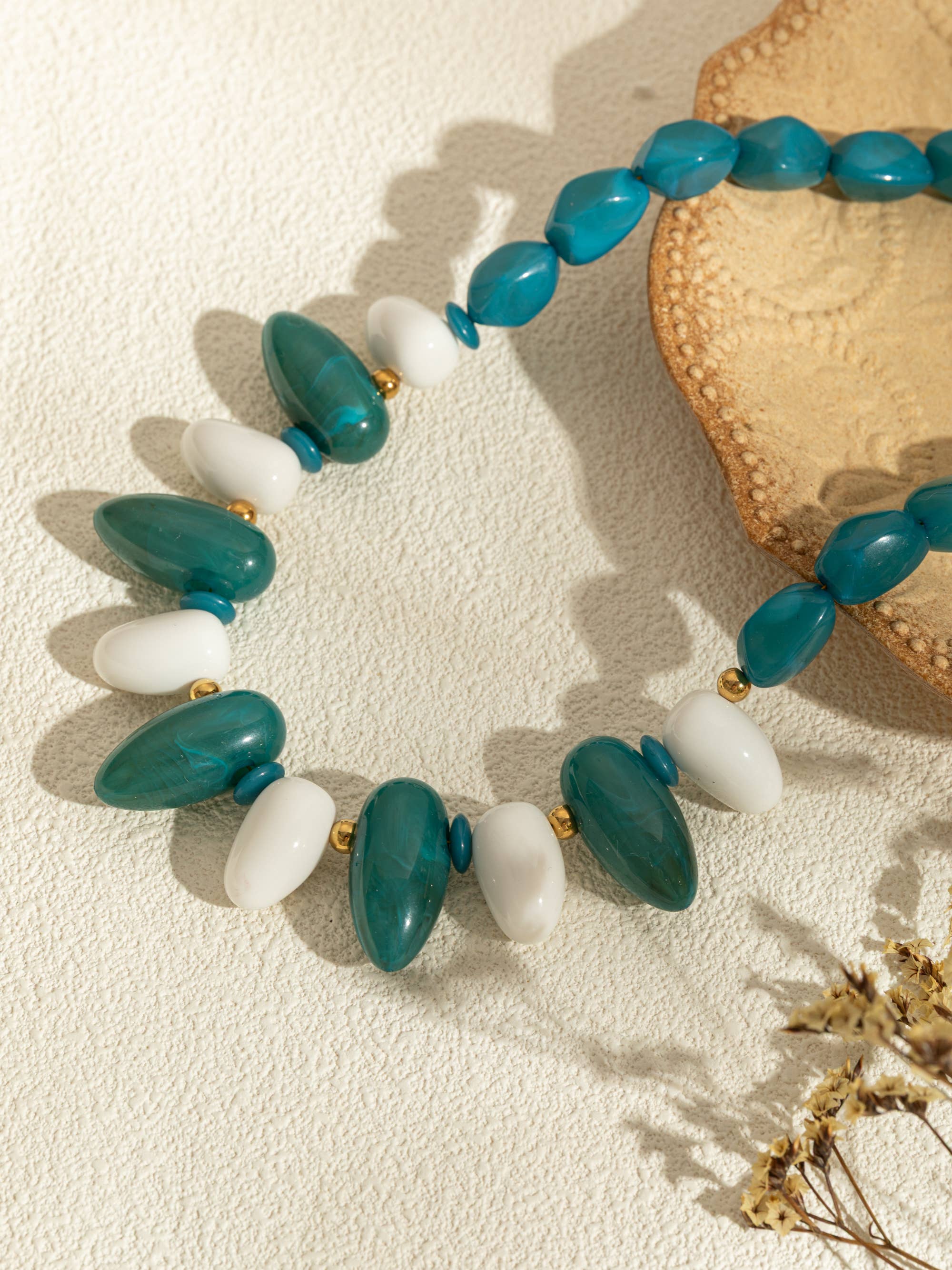 Ovale harskettingen in kleur met een chique gouden ketting