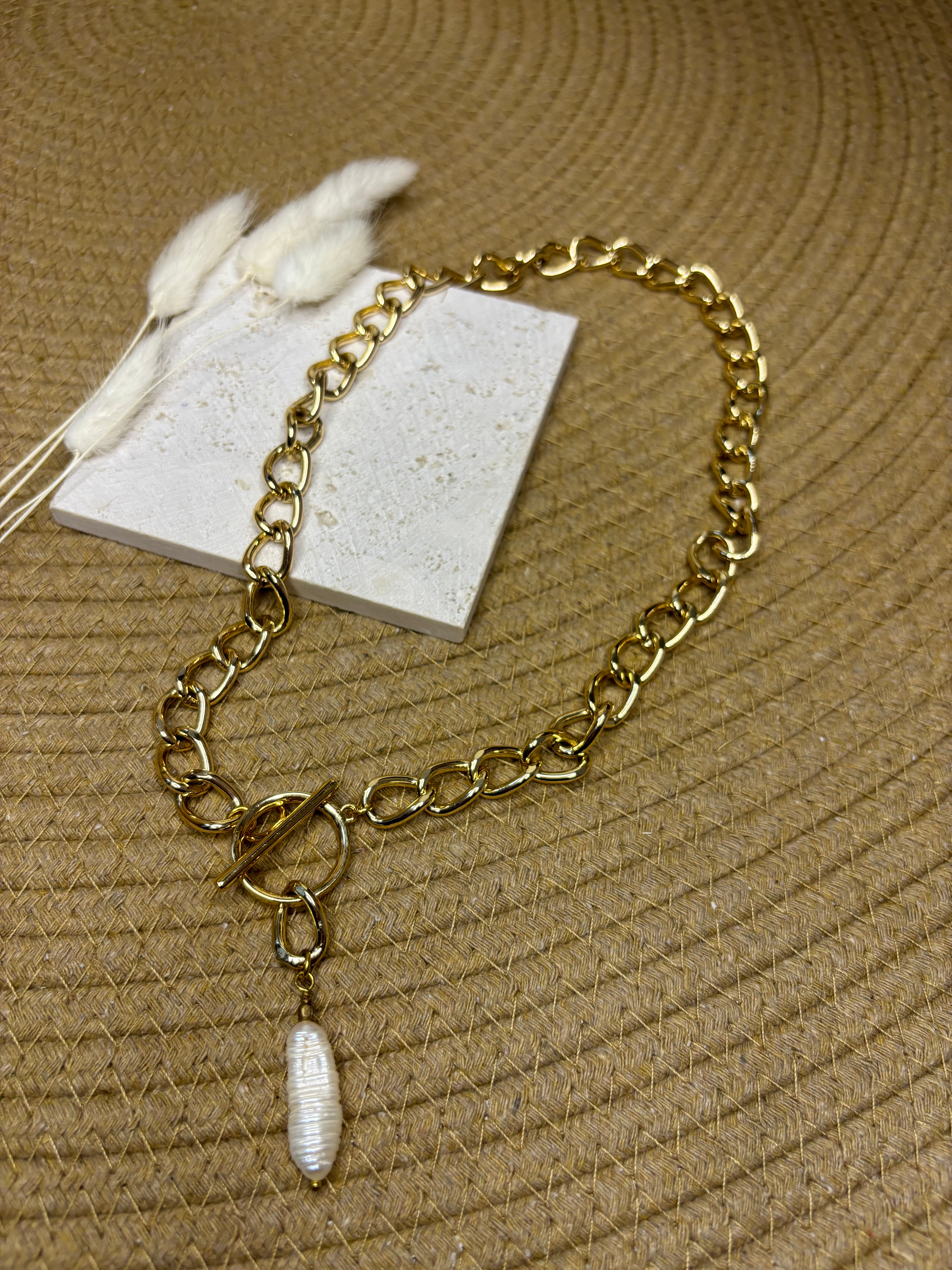 Goudkleurige schakelketting met parelhanger