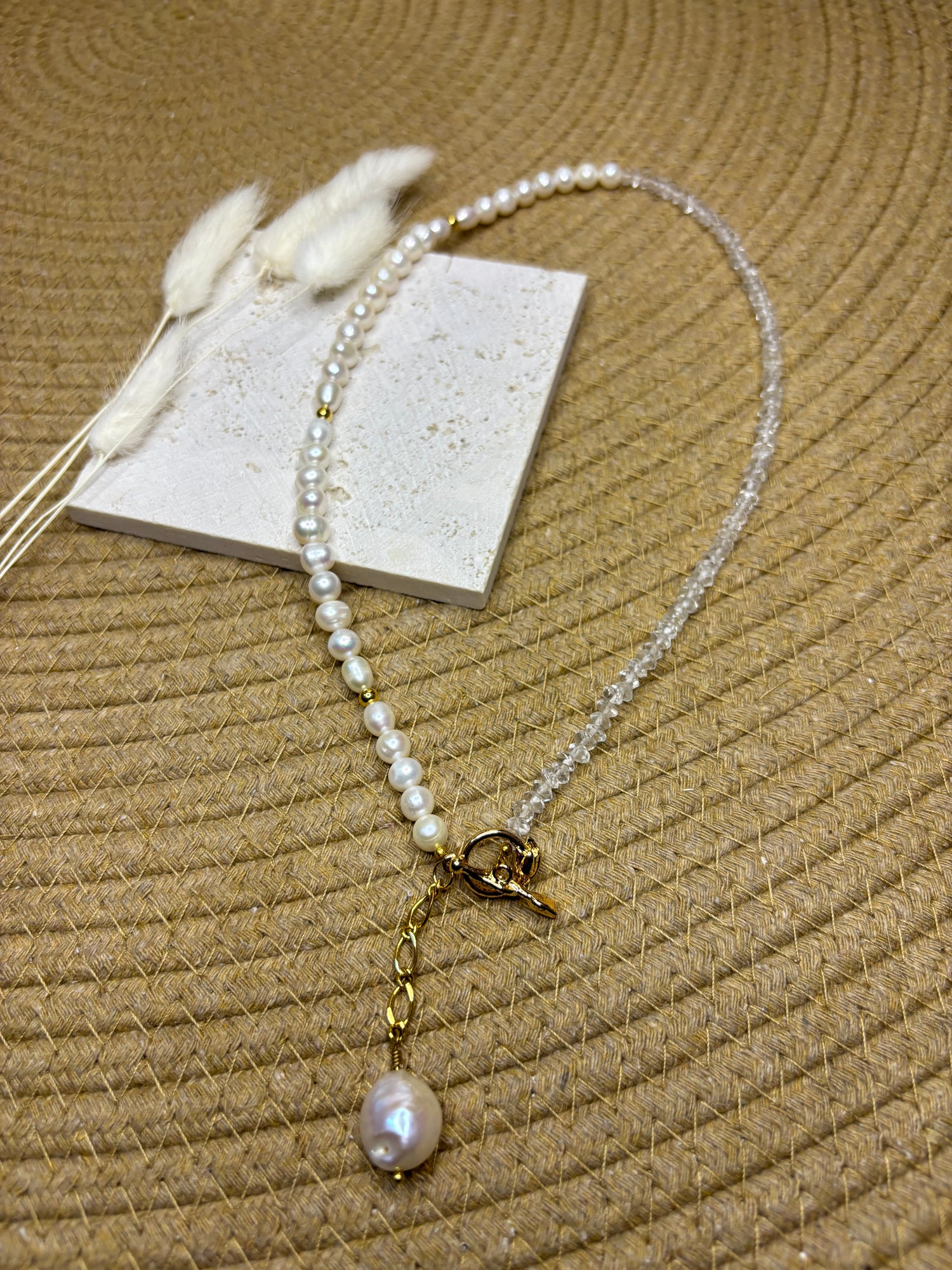 Parelketting met hangende parel