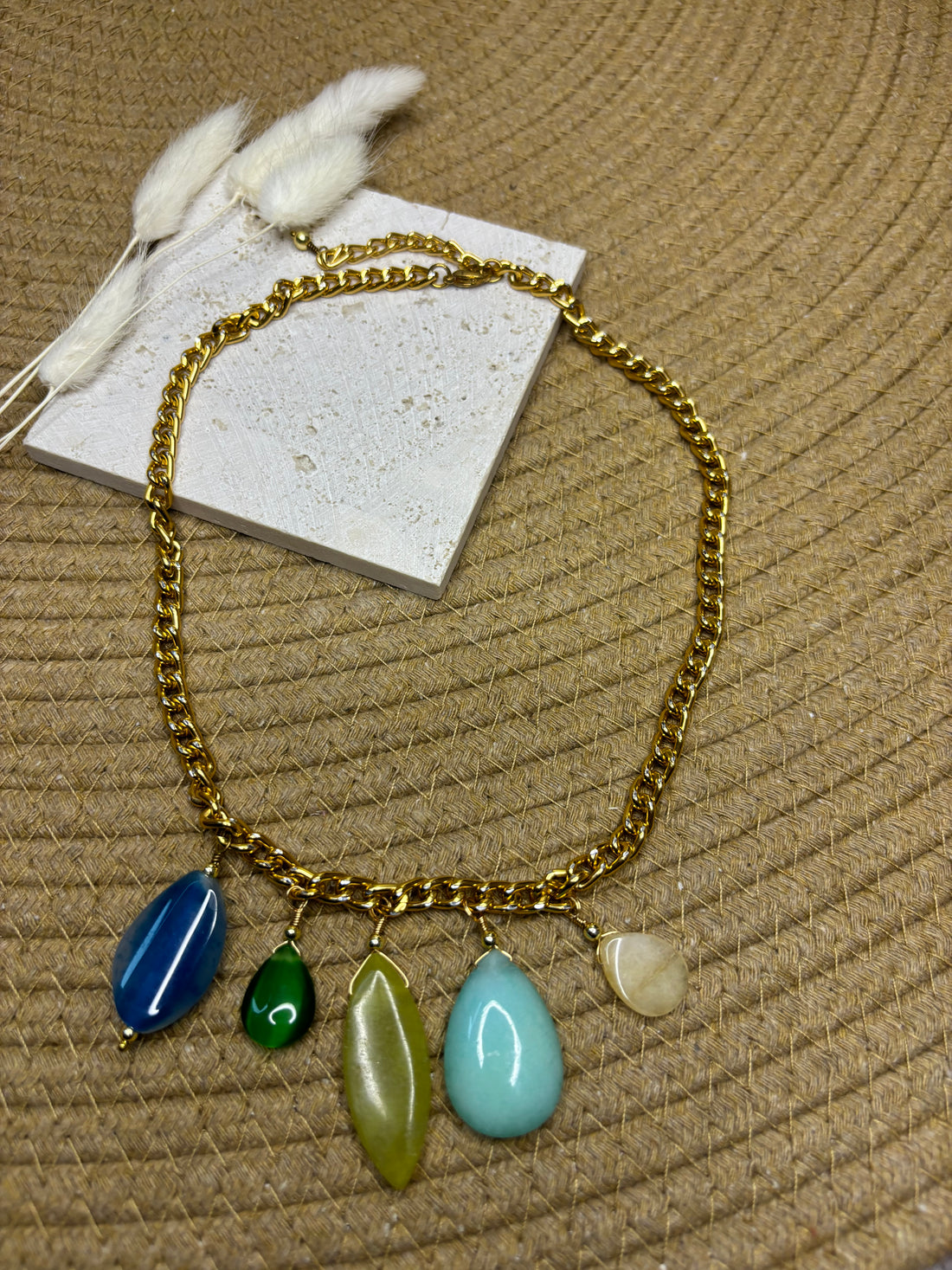 Goudkleurige schakelketting met gekleurde edelsteenhangers