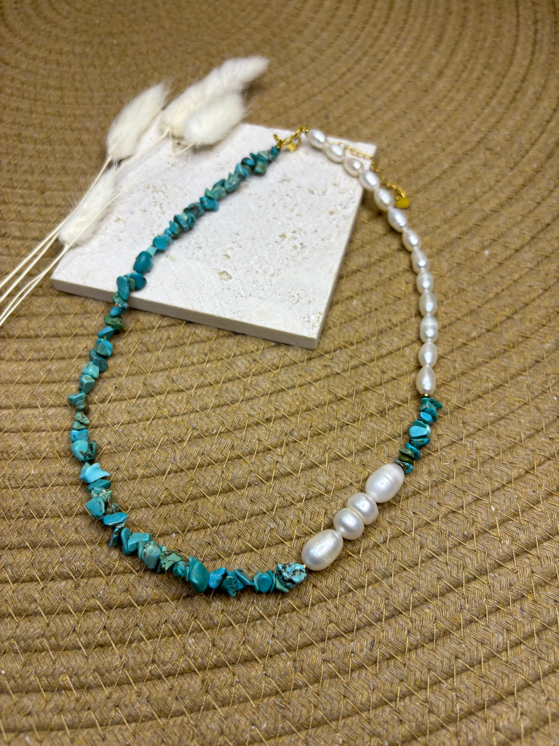 Ketting met turquoise stenen en zoetwaterparels