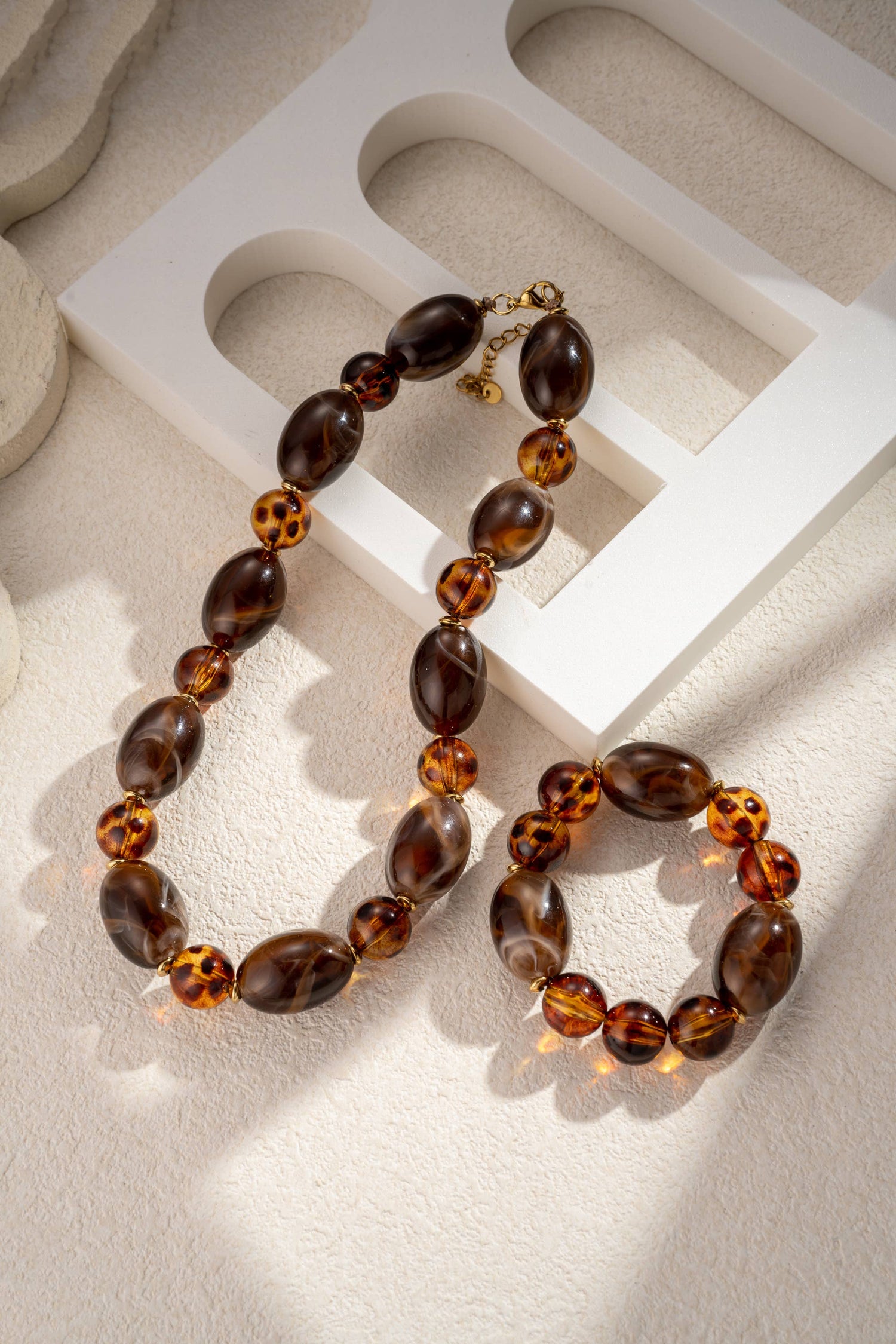 Elastische armband met luipaard- en chocoladeresin kralen en staal