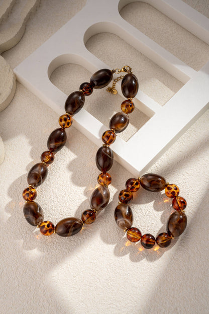 Elastische armband met luipaard- en chocoladeresin kralen en staal
