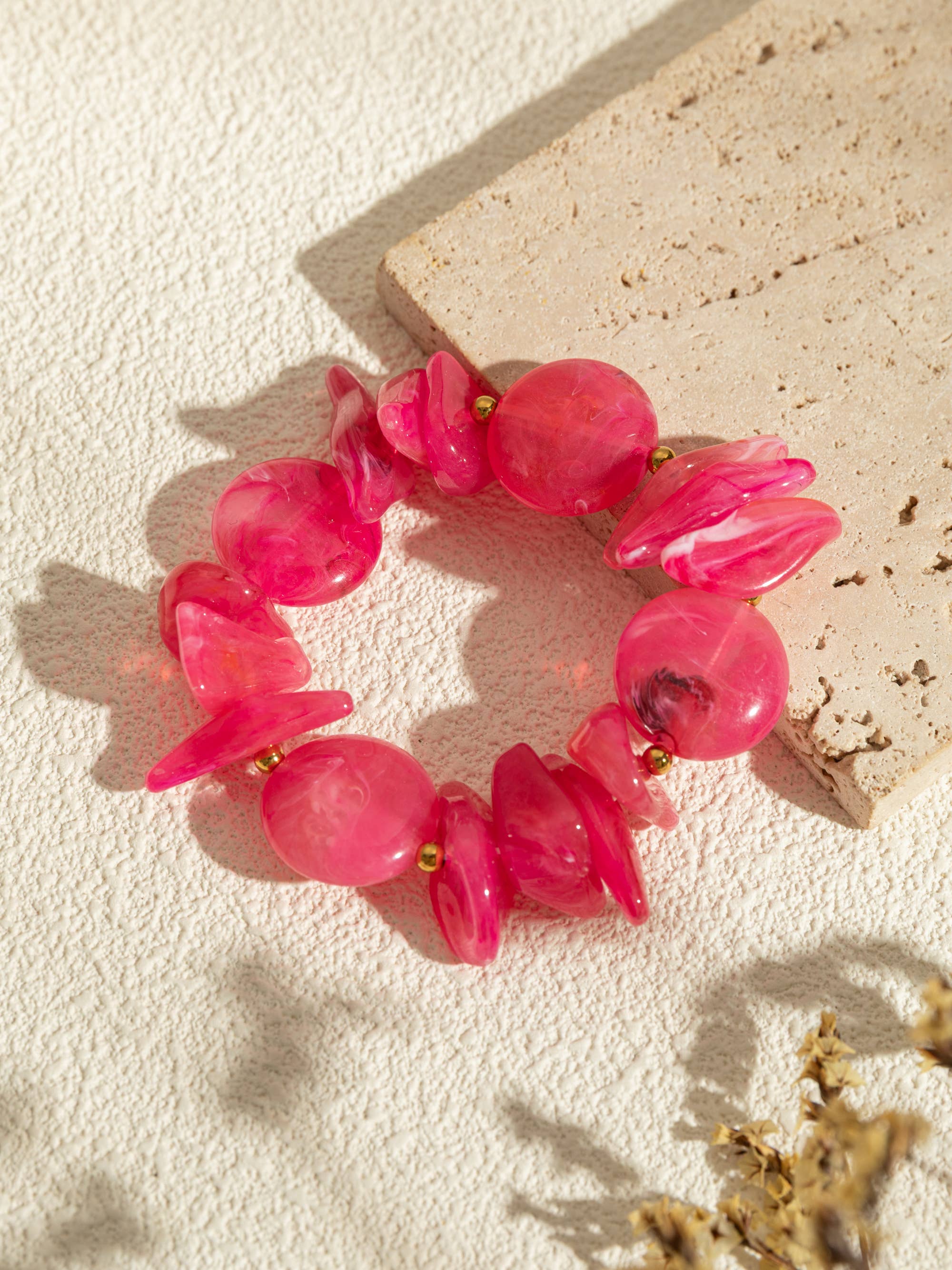 Elastische armband gekleurde hars in verschillende kleuren.