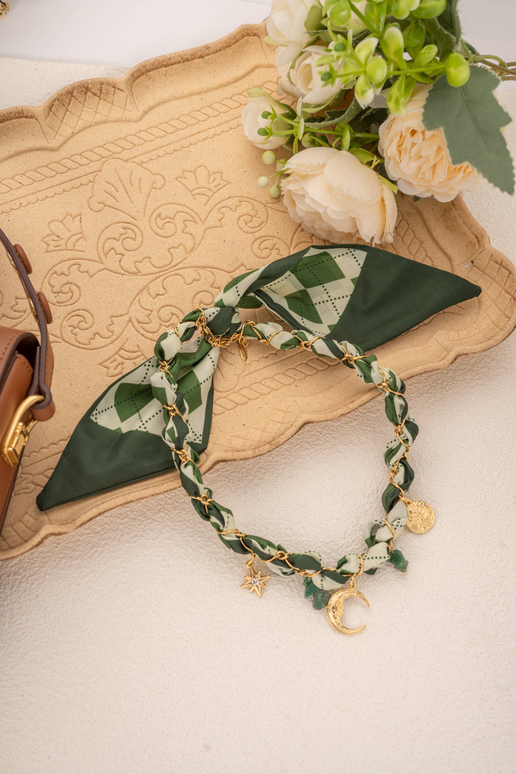 Celeste Boho Ketting – Gevlochten Stof en Vergulde Stalen Bedels