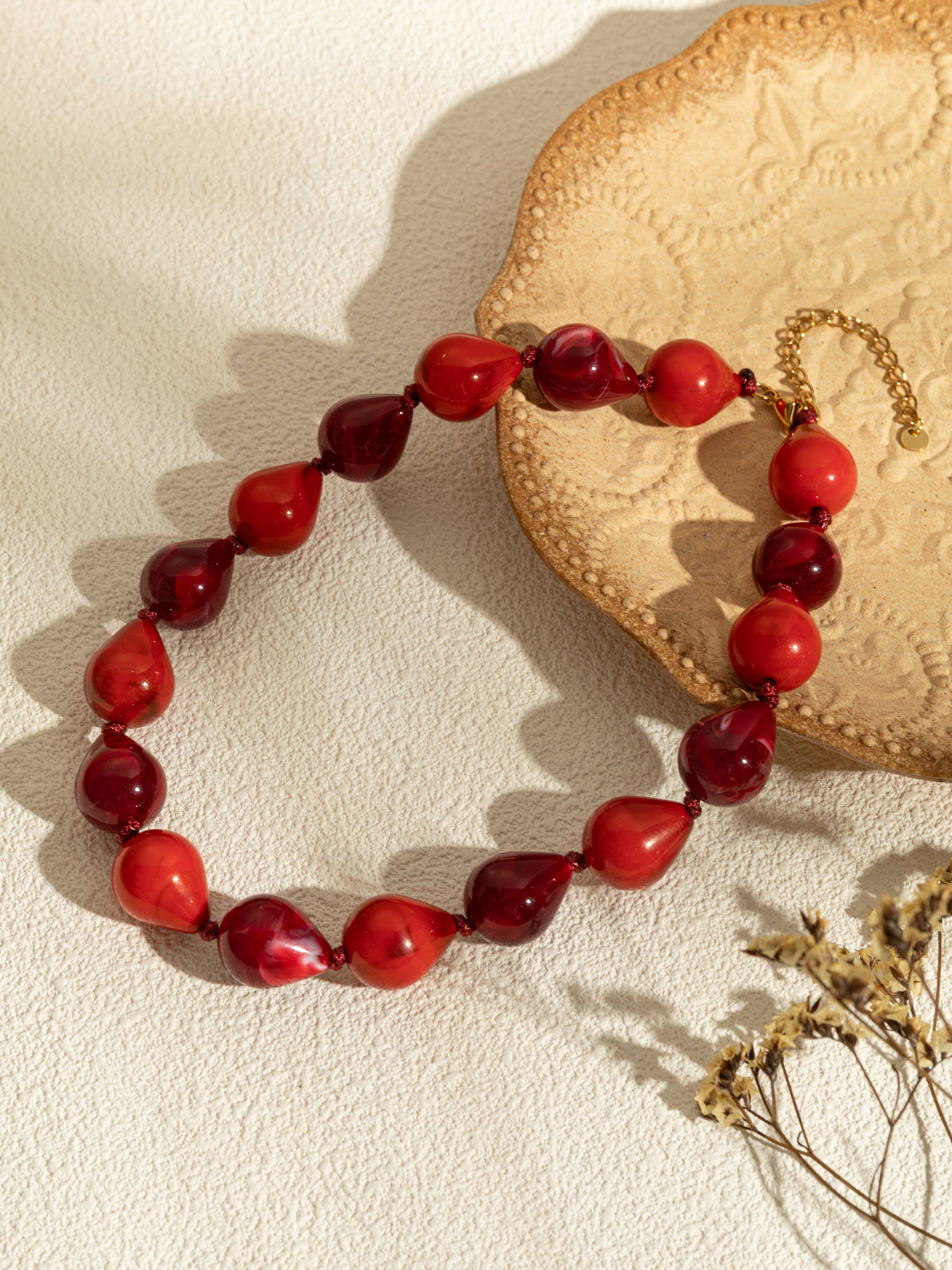 Harsdruppelkettingen in kleur met chique vergulde stalen ketting