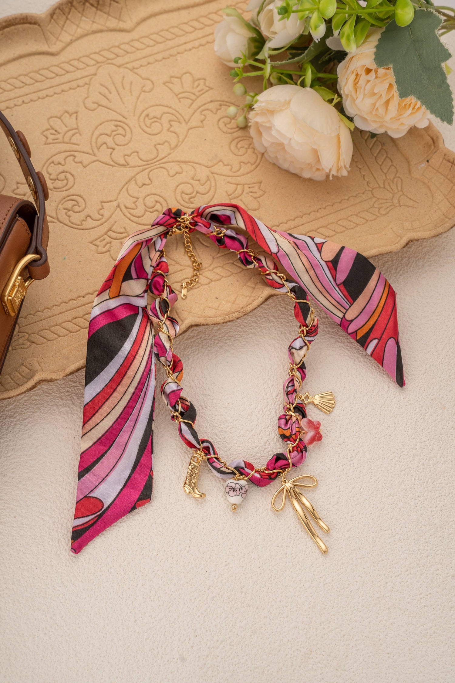 Gevlochten Multicolor Ketting – Roestvrij Staal en Gouden Bedels